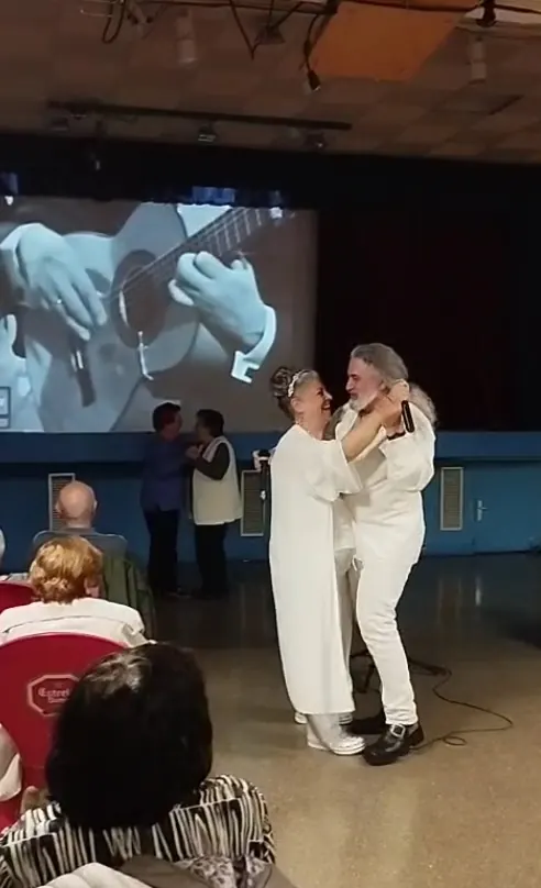 Angie y Albert bailan juntos durante la actuación