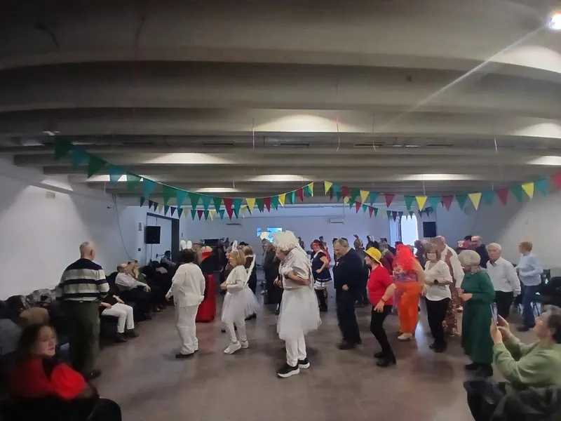 Más baile en Carnaval: decenas de personas mayores bailan en parejas y en grupo.
